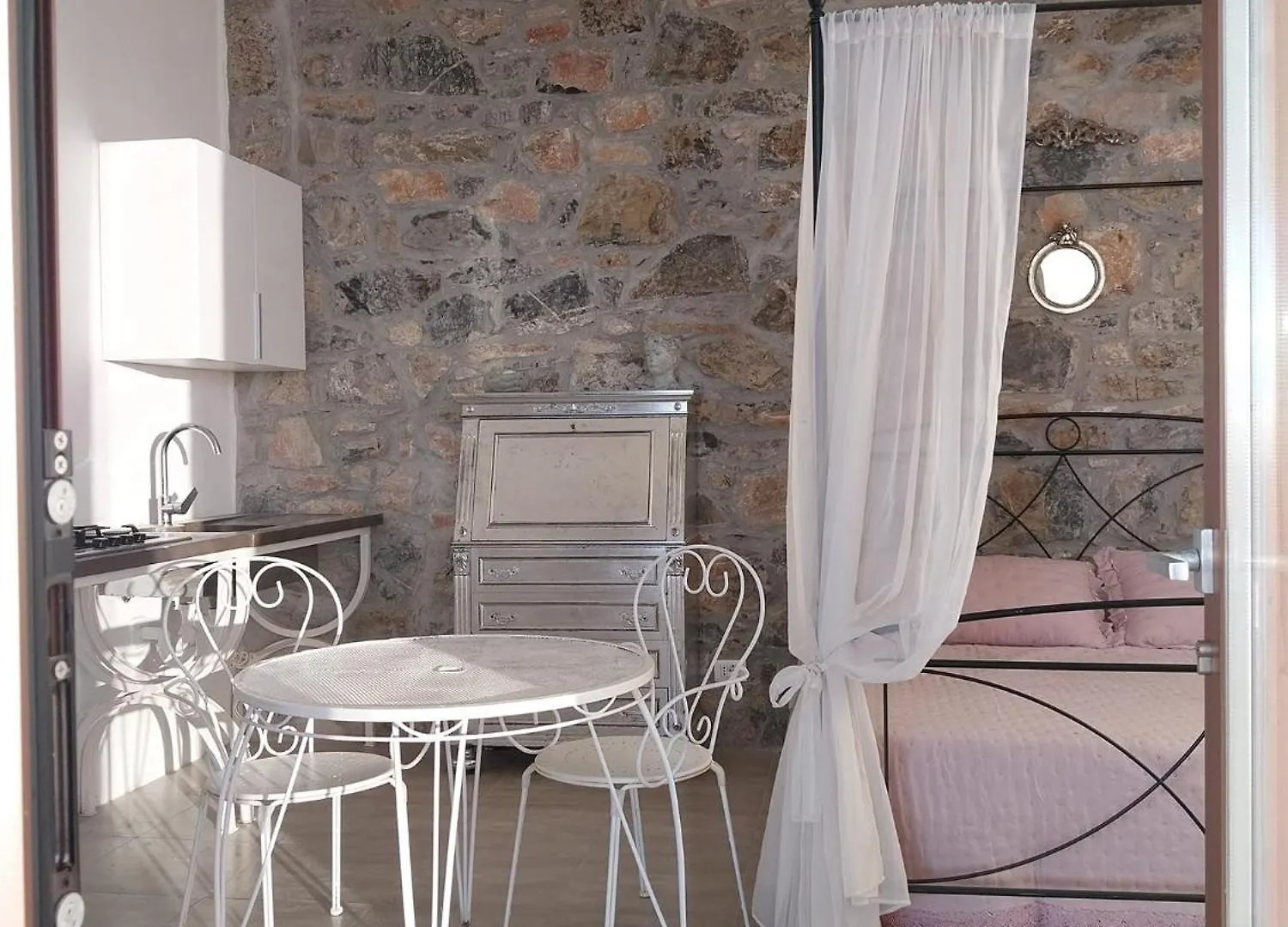 Daire Monolocale Con Bagno, Angolo Cottura E Letto Matrimoniale A Baldacchino Monterotondo  İtalya