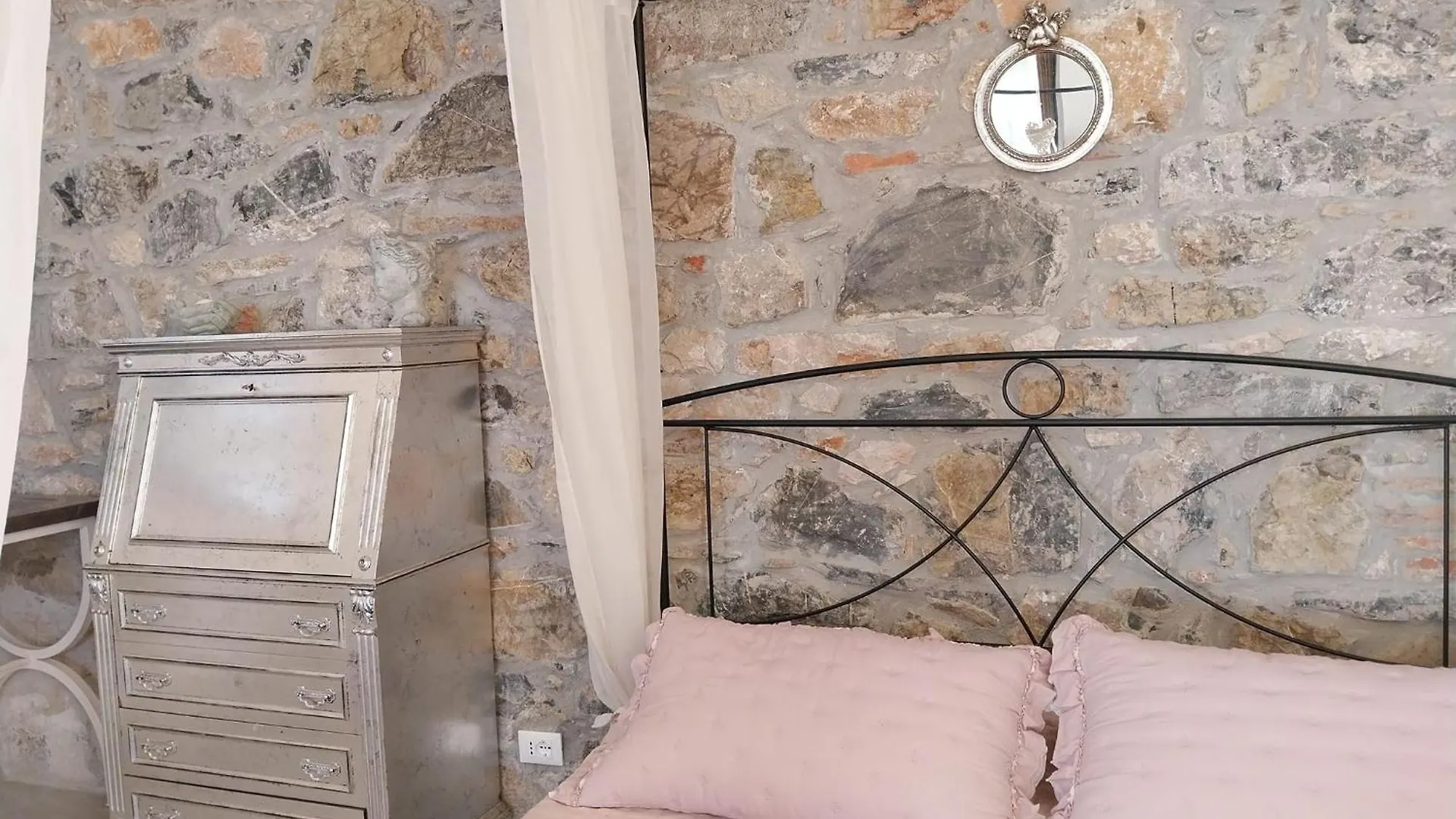 Daire Monolocale Con Bagno, Angolo Cottura E Letto Matrimoniale A Baldacchino Monterotondo