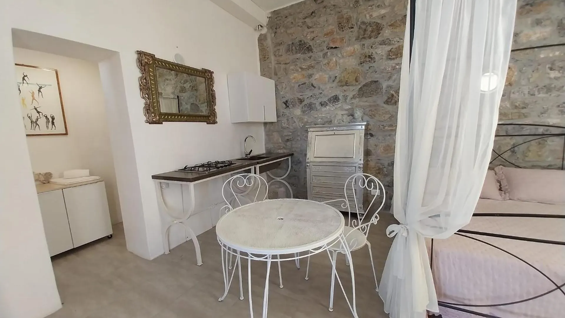 Daire Monolocale Con Bagno, Angolo Cottura E Letto Matrimoniale A Baldacchino Monterotondo  İtalya
