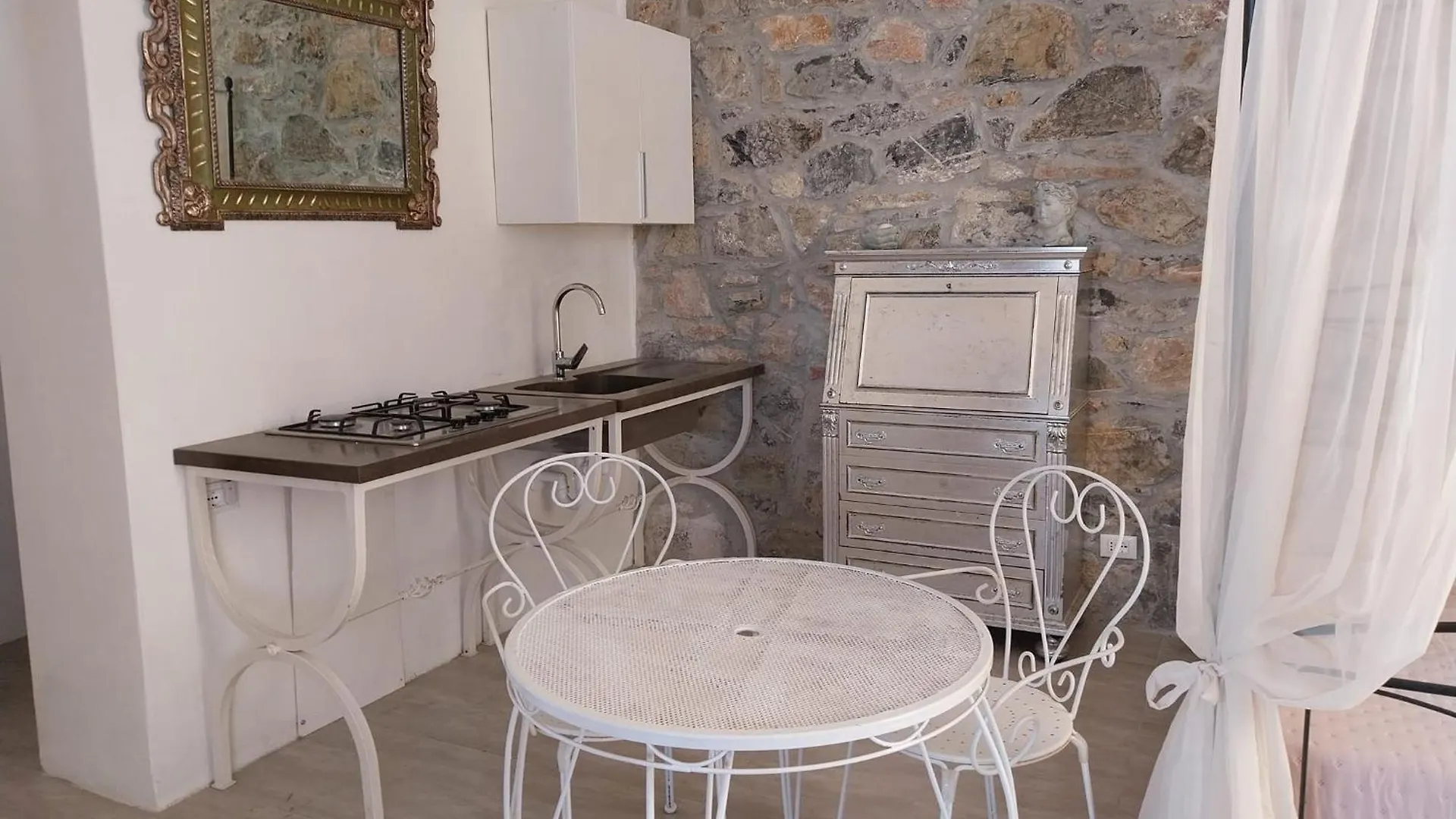 Monolocale Con Bagno, Angolo Cottura E Letto Matrimoniale A Baldacchino Monterotondo  Monterotondo (Tuscany)