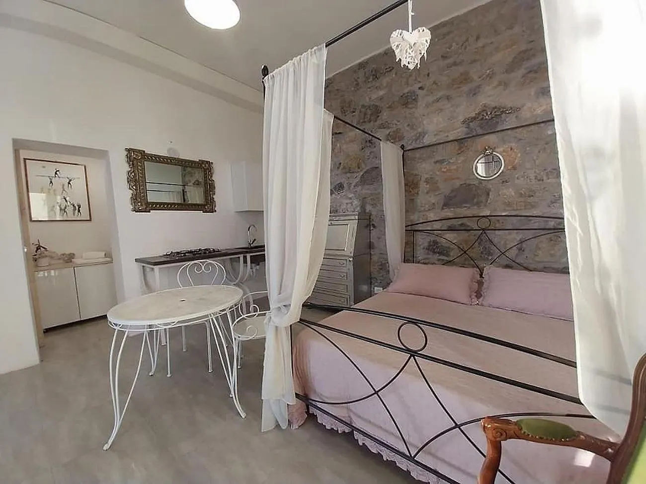 Monolocale Con Bagno, Angolo Cottura E Letto Matrimoniale A Baldacchino Monterotondo