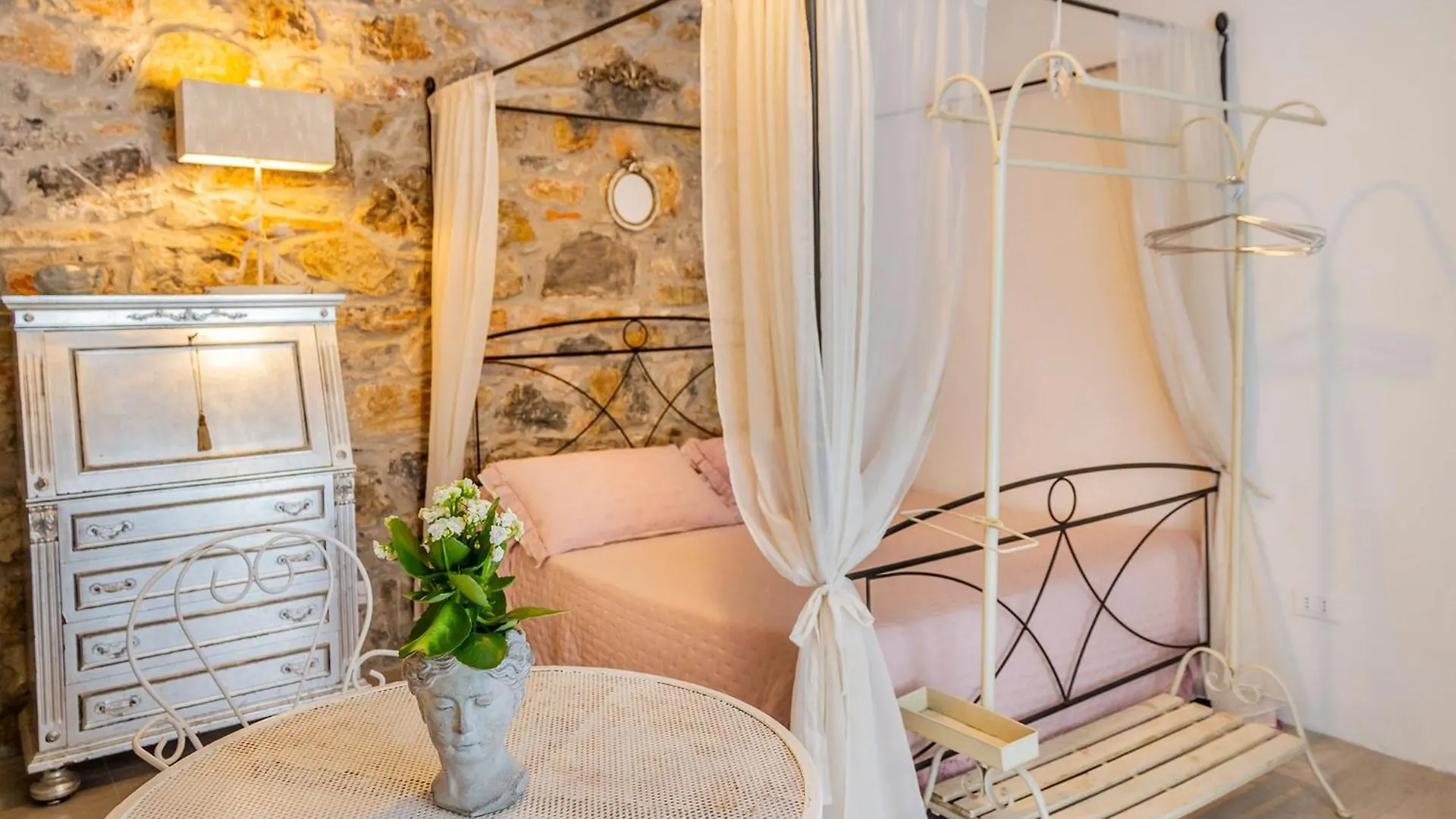 Monolocale Con Bagno, Angolo Cottura E Letto Matrimoniale A Baldacchino Monterotondo